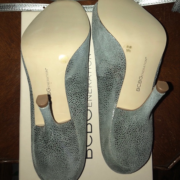 NWT-8.5 BCBGeneration GraySilver Leather Peep Toe - Picture 5 of 8